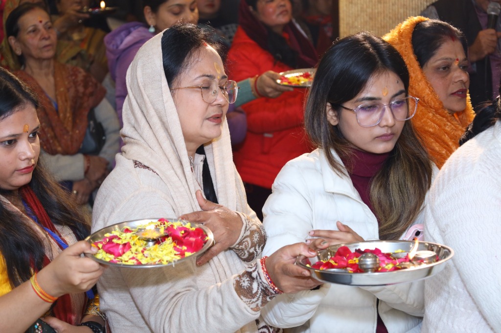 Devotees performing Aarti with Guru Ji