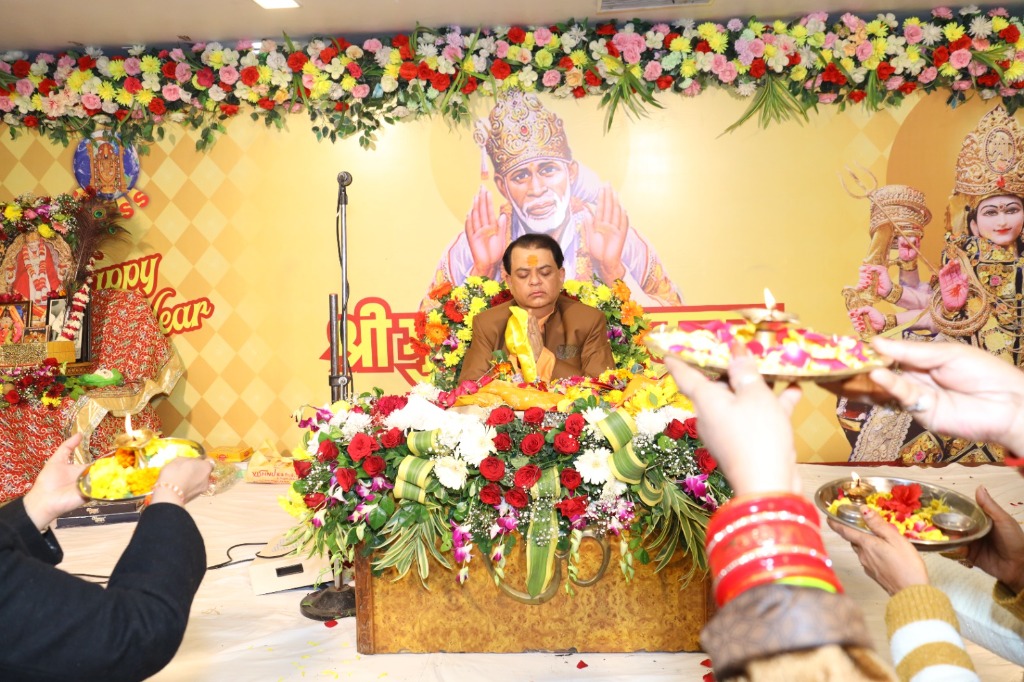 Devotees offering prayers to Sai Baba and Guru Ji